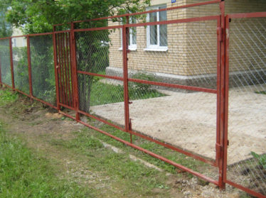 забор из сетки рабица с распашными воротами